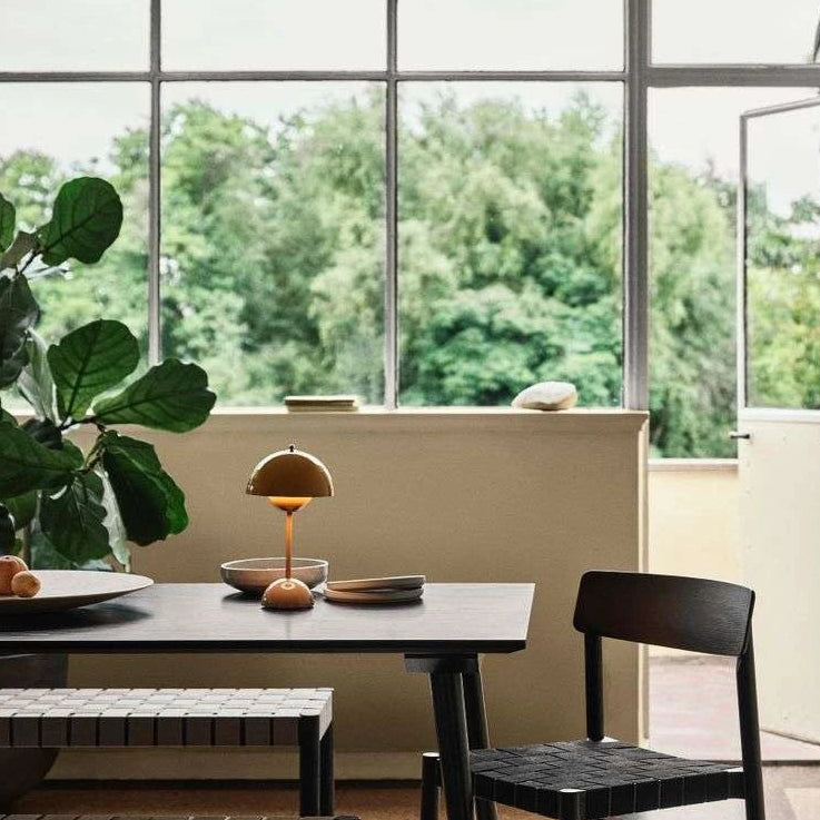 Hordozható Asztali Lámpa – Modern Design és Nomád Világítás