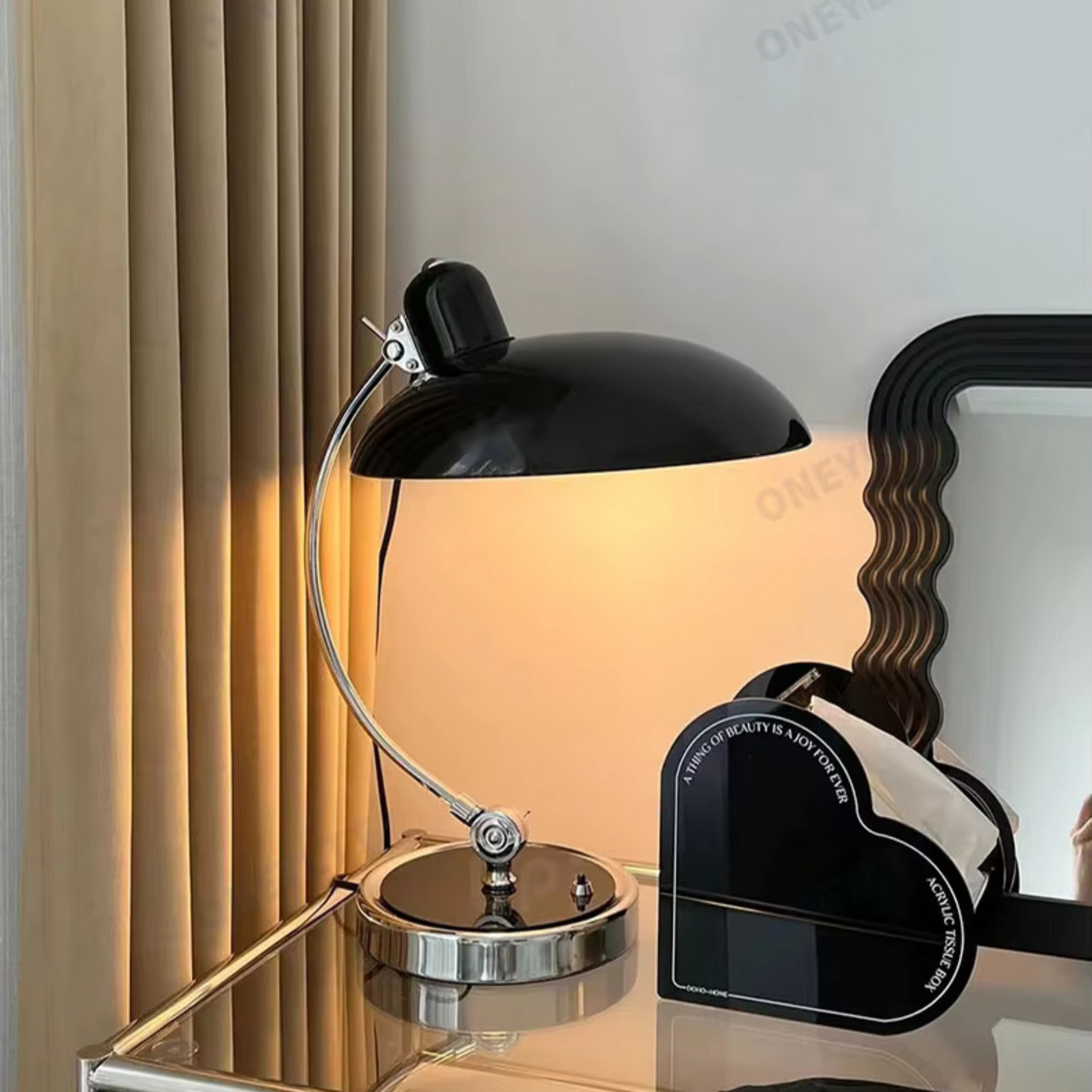 Moderne Skrivebordslampe – Elegant Design Og Solid Struktur