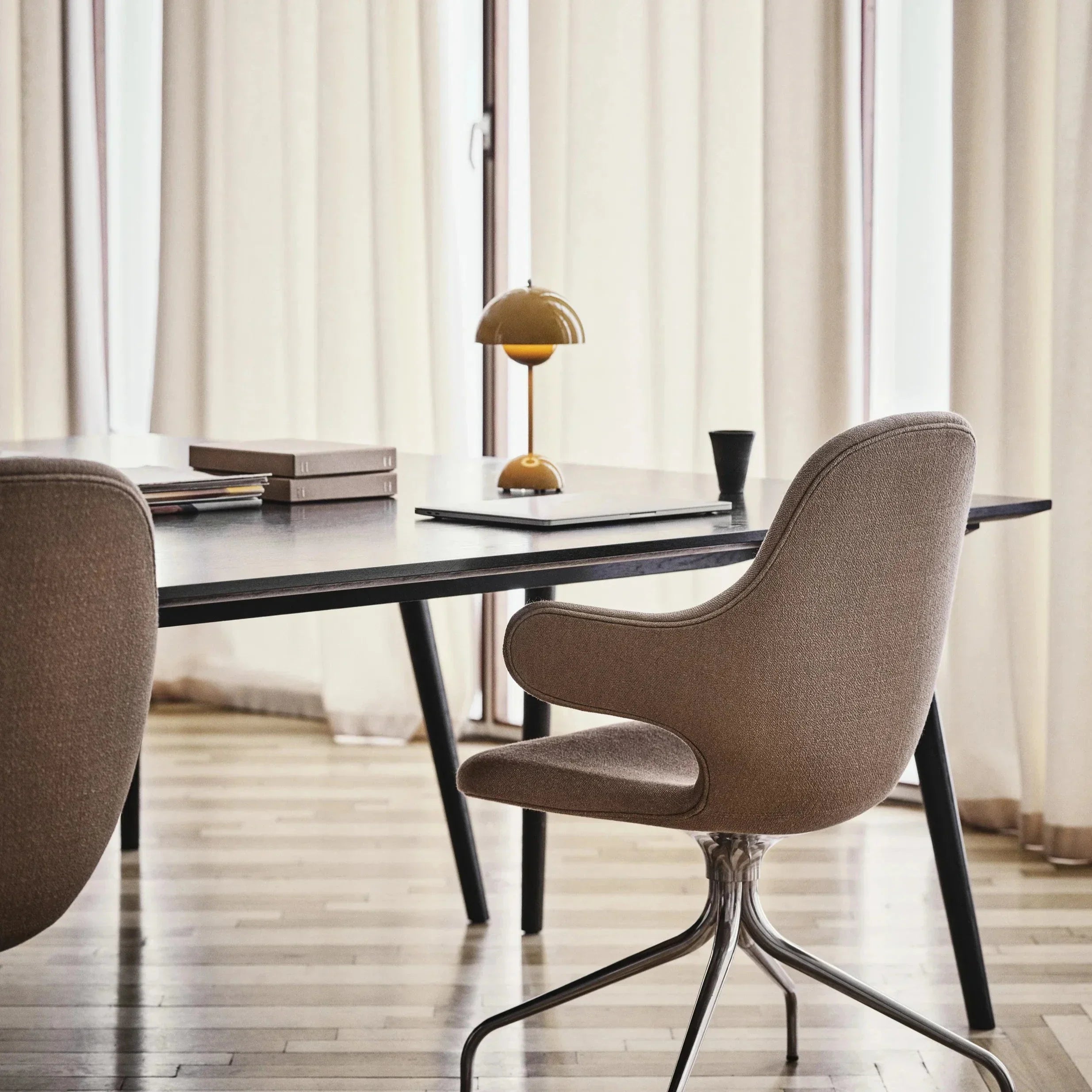 Stolní LED lampa – moderní jednoduchost a funkčnost