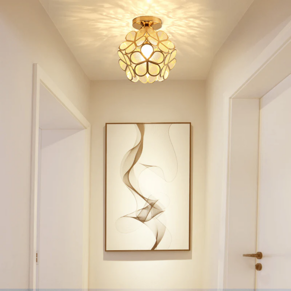 Stropní svítidlo ve tvaru květiny – jemný a moderní design 