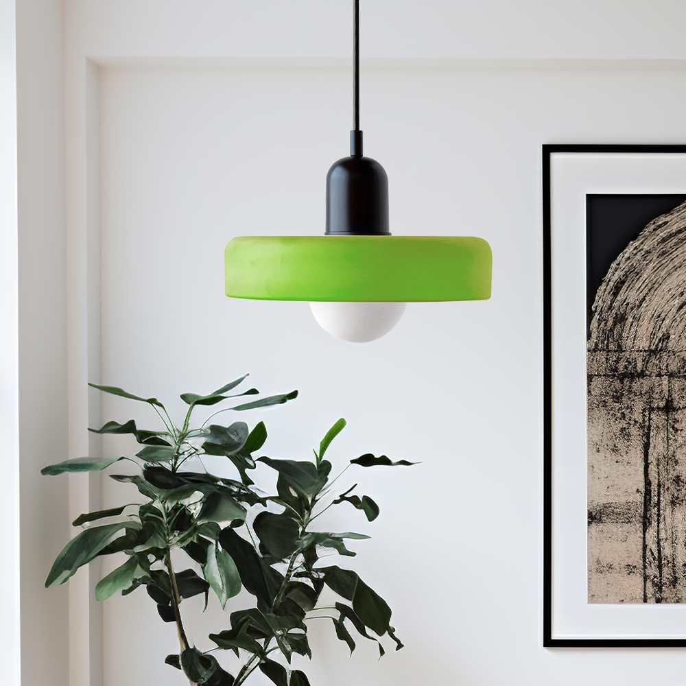 Lampa dekoracyjna wisząca – żywe kolory i bohemski duch 