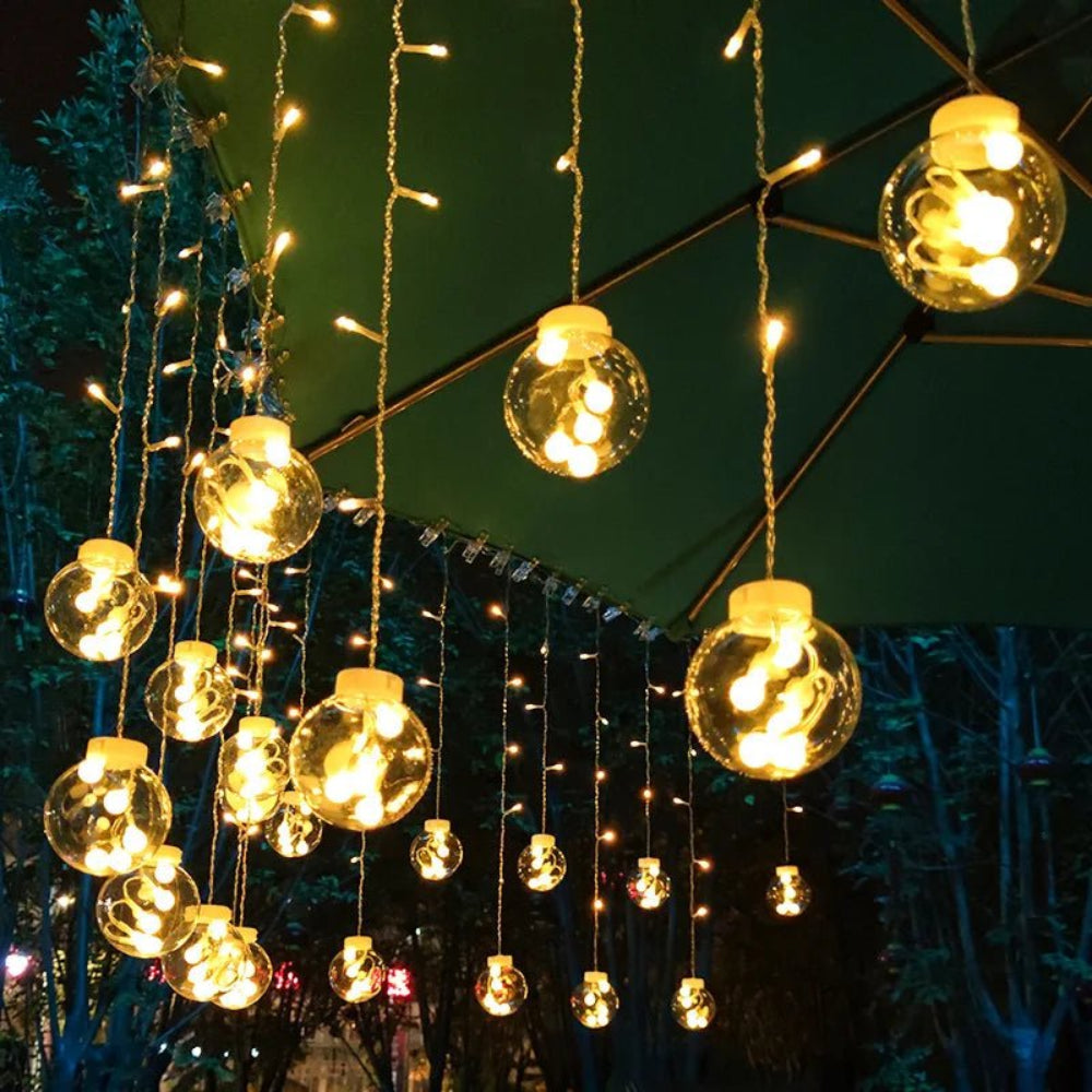 Cortina de luz com bolas suspensas — ambiente acolhedor e mágico 