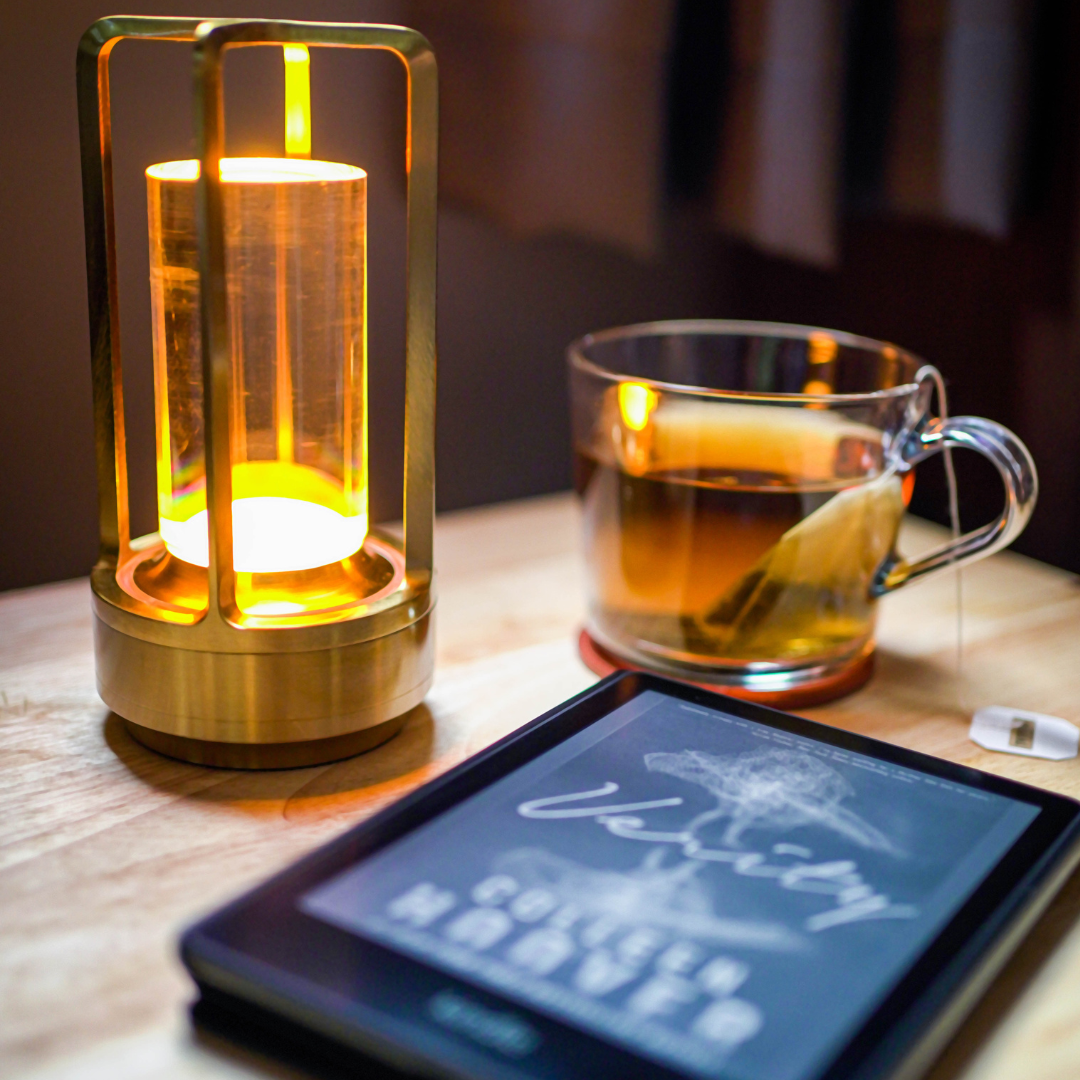 Lâmpada de Mesa Recarregável – Luz Filtrada e Estilo Intemporal 
