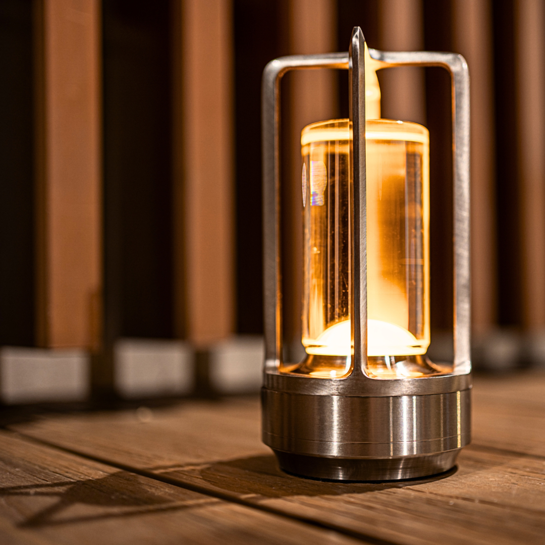 Lâmpada de Mesa Recarregável – Luz Filtrada e Estilo Intemporal 