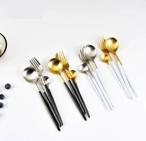 Set di Posate 24 Pezzi – Finitura Chic Per Tavola Raffinata 