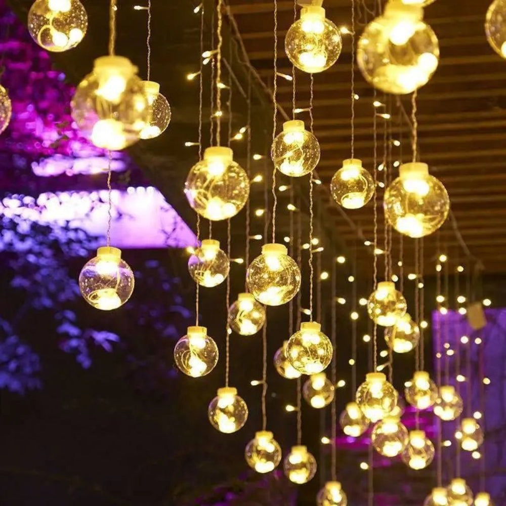 Cortina de luz com bolas suspensas — ambiente acolhedor e mágico 