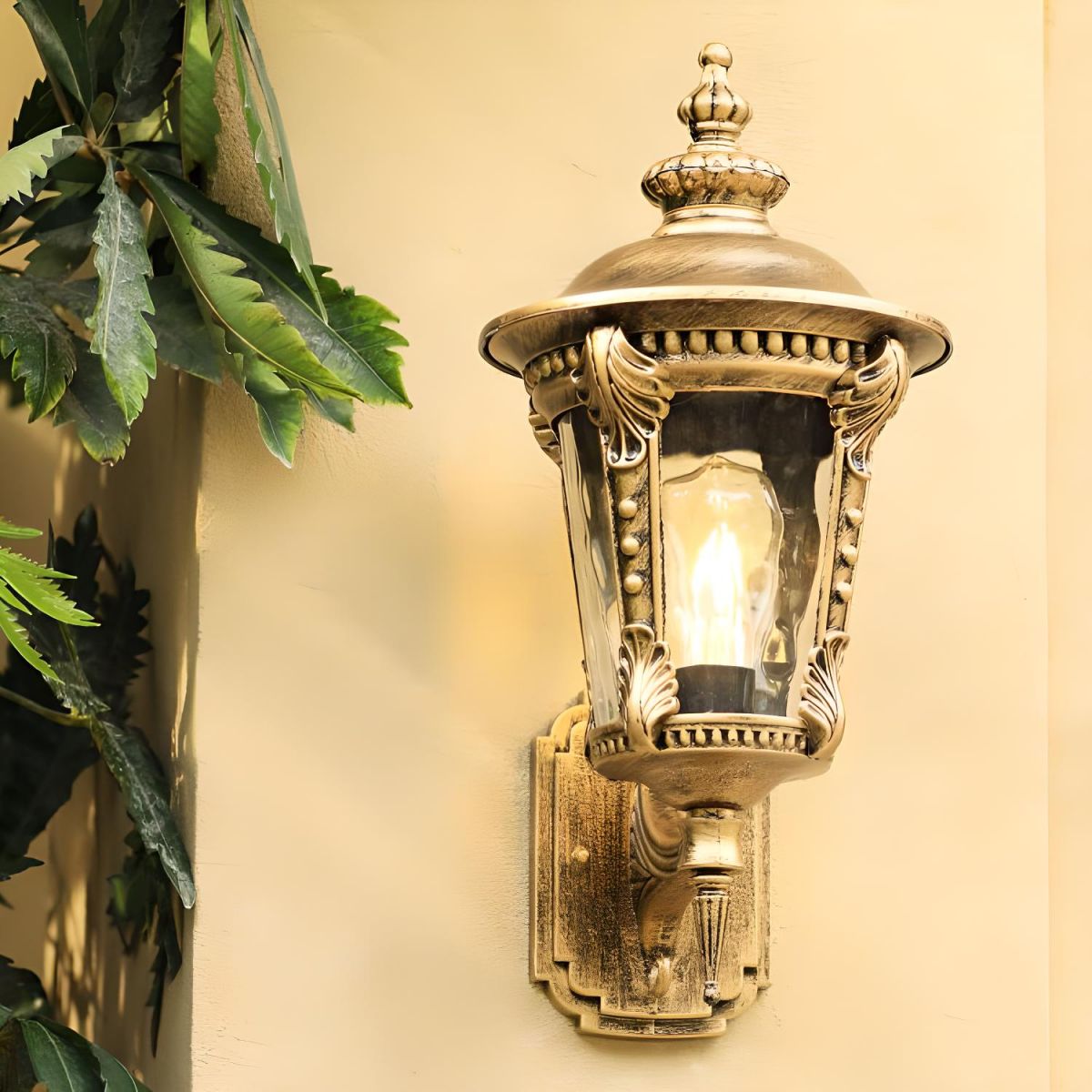 Aplica de perete vintage din sticlă – stil retro și rezistență exterioară 