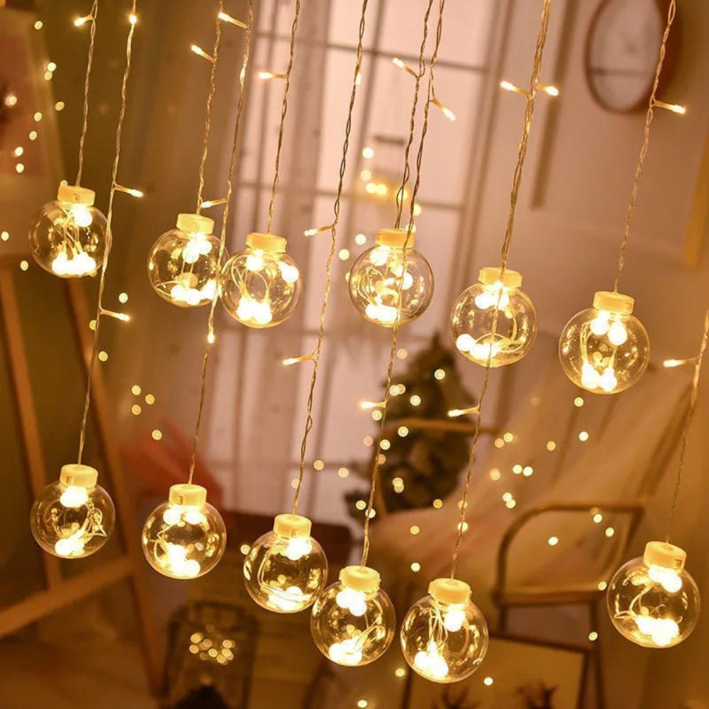 Cortina de luz com bolas suspensas — ambiente acolhedor e mágico 