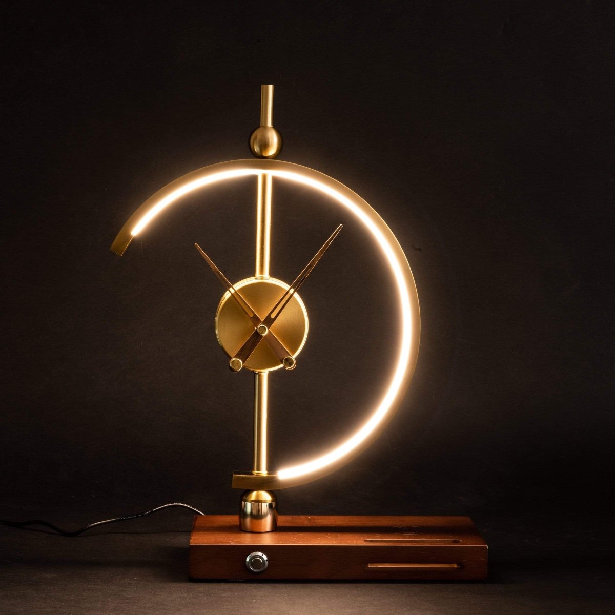 Bordslampa med klocka och trådlös laddare – Modern och praktisk design 