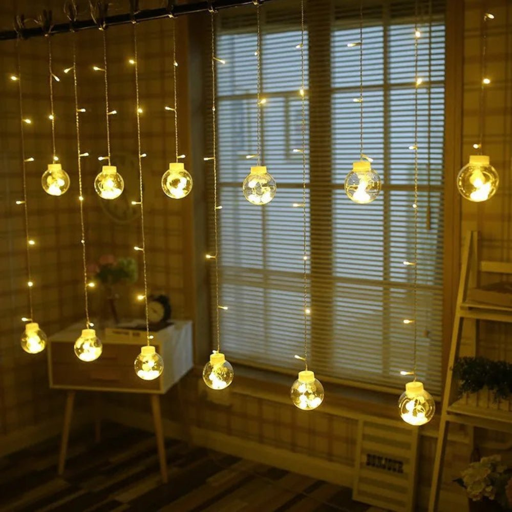 Cortina de luz com bolas suspensas — ambiente acolhedor e mágico 