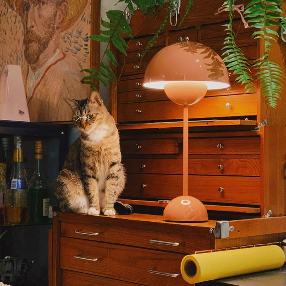 Hordozható Asztali Lámpa – Modern Design és Nomád Világítás 