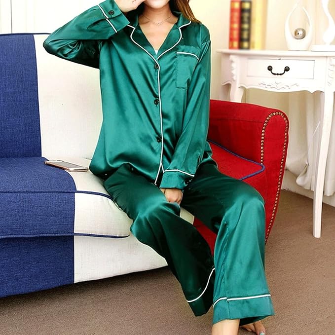 Sandra | Glänzender Pyjama – Nächtliche Eleganz und zarte Berührung 